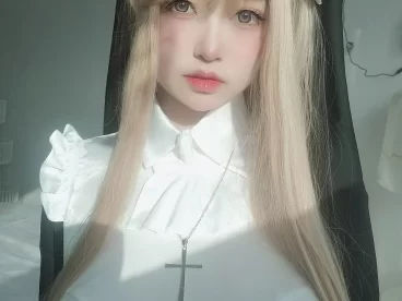 女主K修女cosplay图片80张全收录，黑色长袍配白色翻领的细节看点