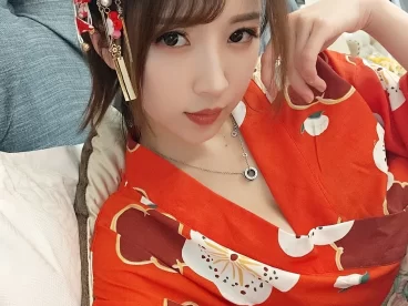 小巫女露娜44张和服写真：桃心纹样配黑色长筒袜，传统与现代的视觉平衡