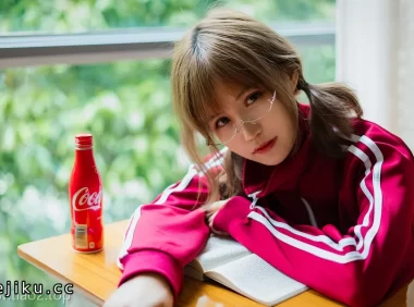红色体操服cosplay高清图集：小仓千代w紧身曲线与活力感全解析