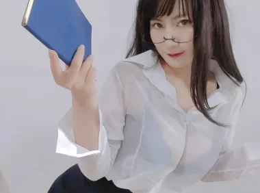 澜妹呀OL办公服cos图集太会演，白衬衫黑窄裙把摸鱼午休都拍成了梗