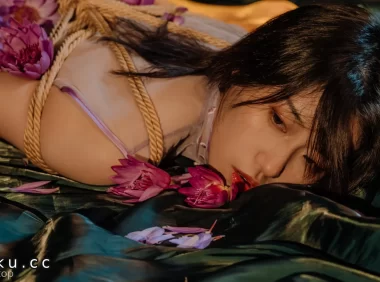 云溪溪“花与绳”cos图集全赏析，柔美与束缚交织的视觉盛宴