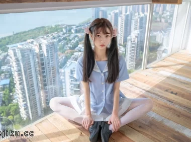 赤西夜夜双马尾JK操场照刷屏，阳光下的清甜颜值让人挪不开眼