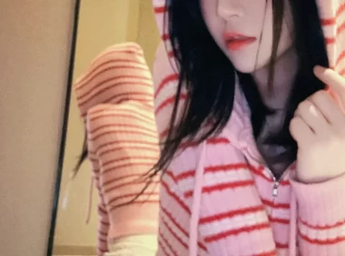 桜桃喵条纹毛衣写真:头发和毛线混在一起那张,确实拍得绝