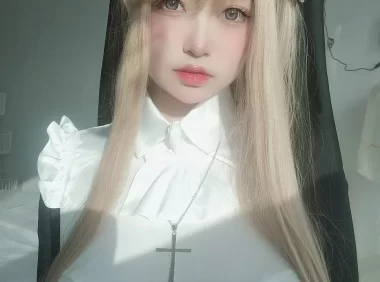 女主K修女cosplay图片80张全收录，黑色长袍配白色翻领的细节看点