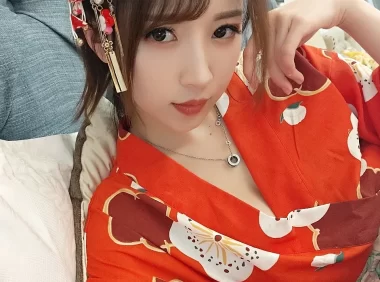 小巫女露娜44张和服写真：桃心纹样配黑色长筒袜，传统与现代的视觉平衡