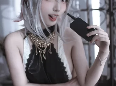 切切celia的W礼服20张图，礼服越正经眼神越不老实