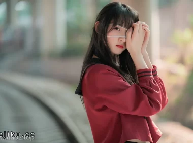 西呱呀呀呀废弃火车站铁轨成片cos，铁链甩脸加梨涡咬唇，这组图太顶了