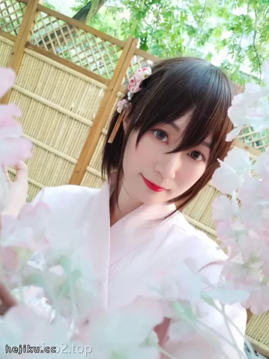 白银81和服温泉cos图集赏，浅粉和服搭配温泉意境展现温柔静谧之美